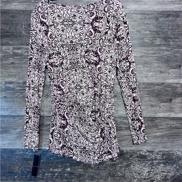 Daisy Fuentes White and Red Fitted Long Sleeve Blouse - Picture 2 of 6